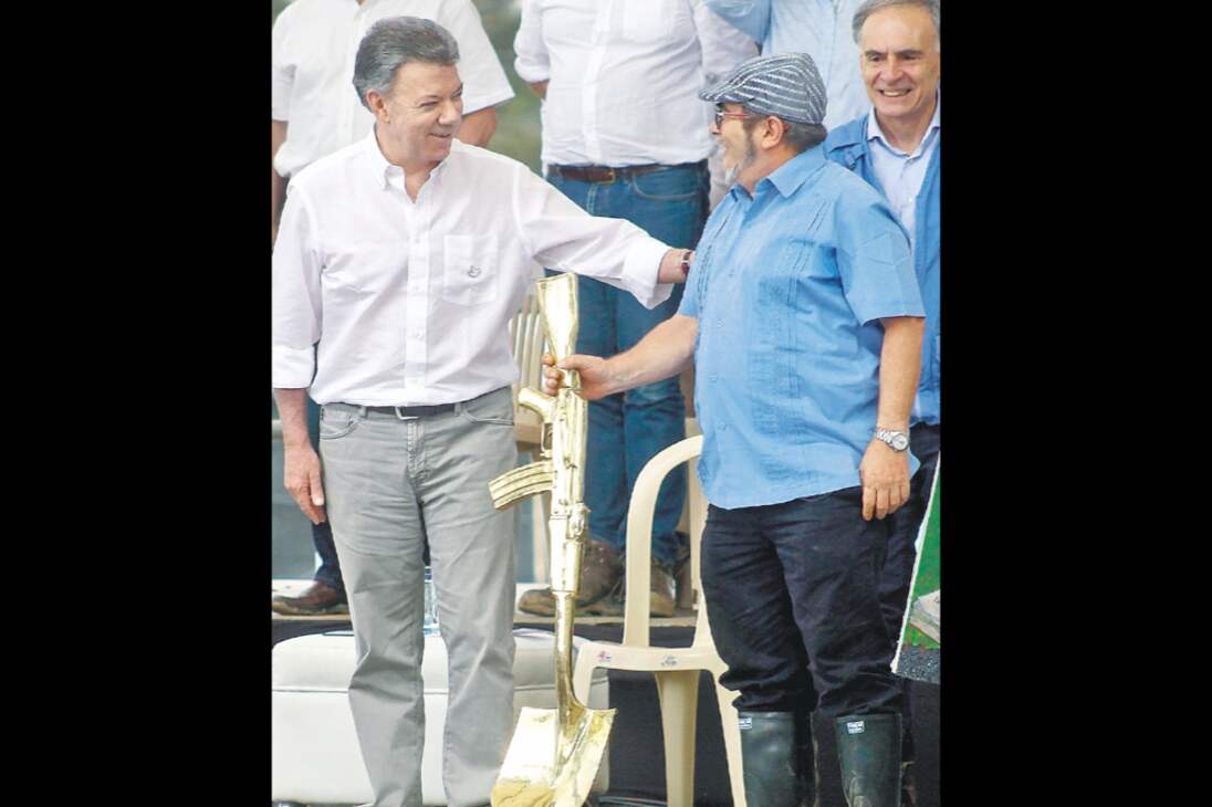 “Esta es la mejor noticia para Colombia en los últimos 50 años. Es la gran noticia de la paz, de la concordia, del arreglo de las diferencias dentro de la legalidad que habíamos esperado tanto tiempo”, refirió el expresidente Juan Manuel Santos aquel día durante la ceremonia. / AFP - STR