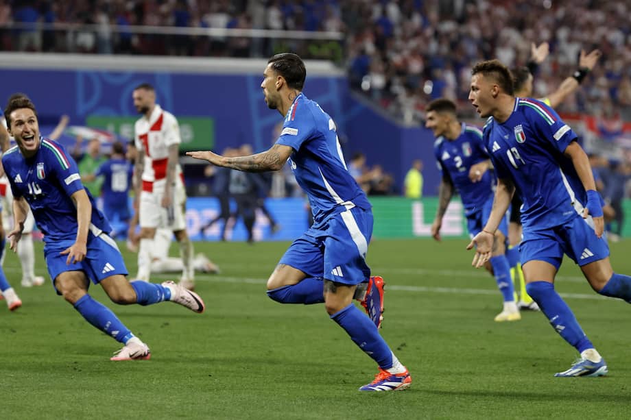 Mattia Zaccagni (centro), autor del gol que le permitió a Italia empatarle a Croacia en el último minuto.