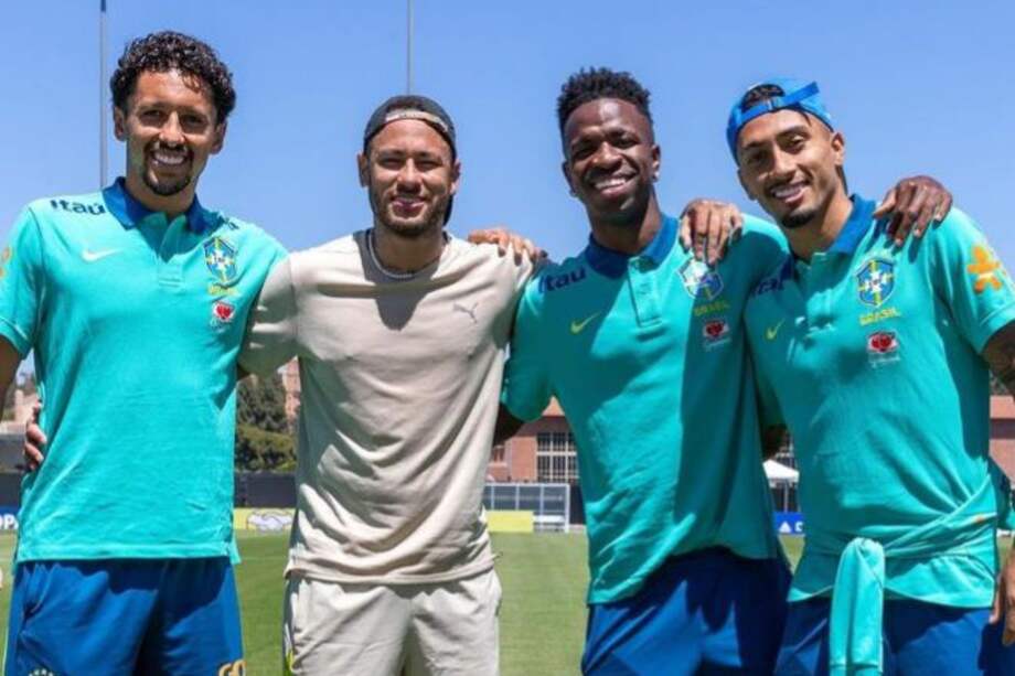 Neymar, quien se recupera de una lesión grave de la rodilla izquierda, visitó a sus compañeros de la selección de Brasil.