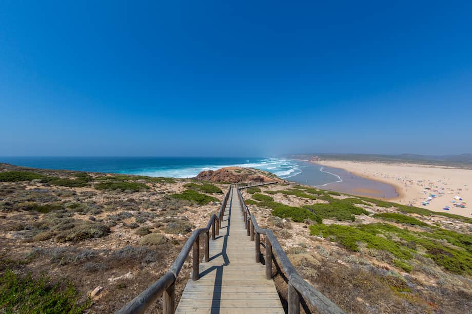 La playa conocida como Praia Da Falésia evoca imágenes de aguas transparentes, acantilados bañados por el sol y arena dorada que se extiende hasta el horizonte.