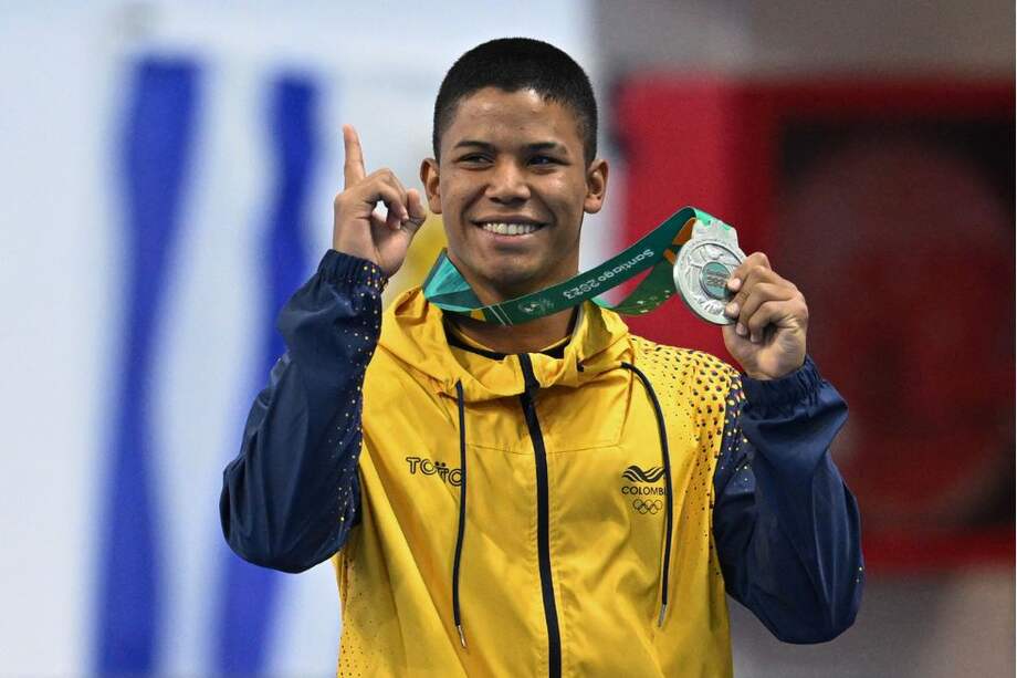 Luis Felipe Uribe, con la medalla de plata del trampolín de tres metros.