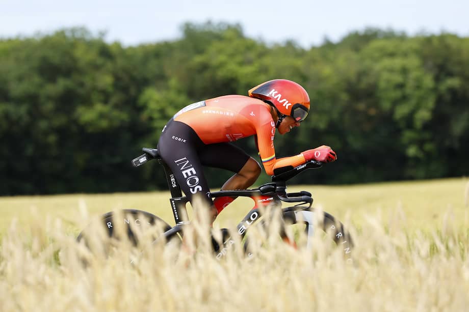 El ciclista colombiano Egan Bernal de INEOS Grenadiers en acción durante la séptima etapa de la carrera ciclista Tour de Francia 2024 de 25 km contrarreloj individual (ITT) desde Nuits-Saint-Georges hasta Gevrey-Chambertin, Francia, el 5 de julio de 2024.