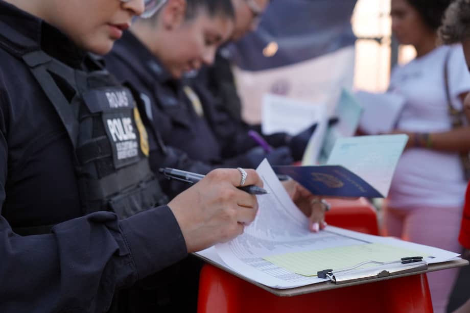 Una agente de la Oficina de Aduanas y Protección Fronteriza de Estados Unidos (CBP) en la frontera de El Paso,Texas (Estados Unidos). 
