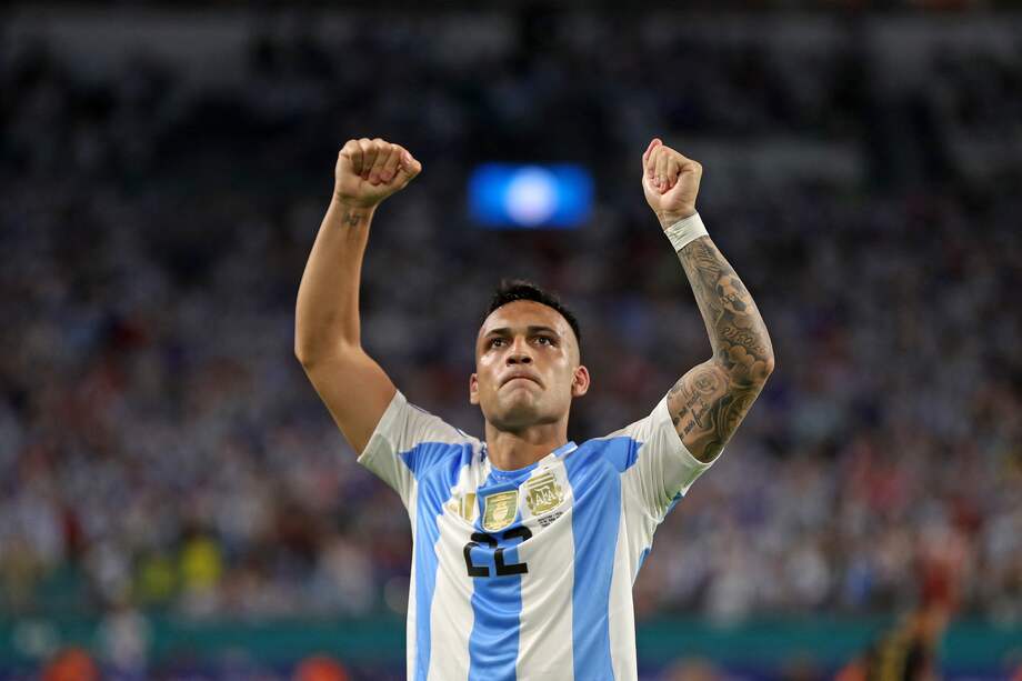 Lautaro Martínez celebra su anotación durante el partido de fútbol del grupo A del torneo Copa América entre Argentina y Perú en el Hard Rock Stadium de Miami.
