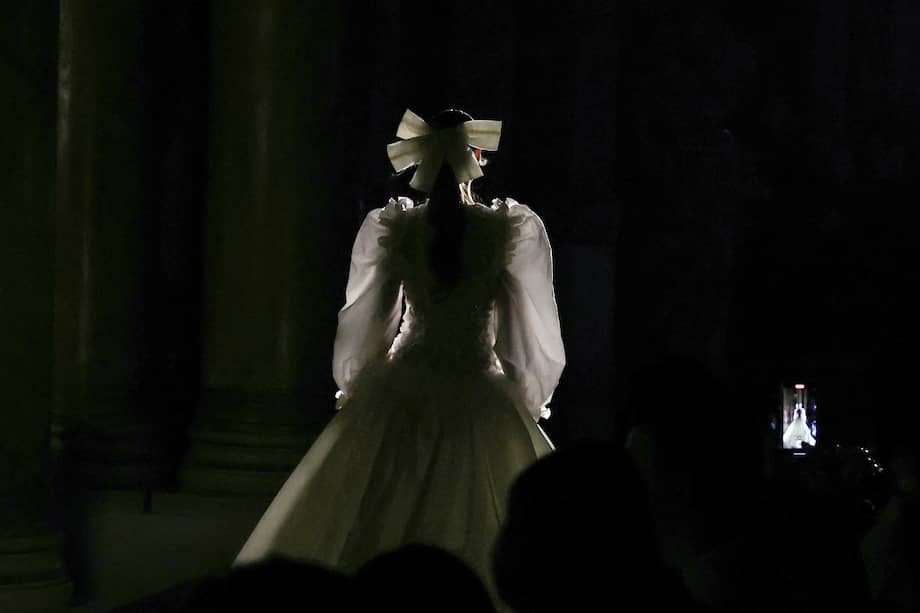 Una modelo presenta una creación de Chanel durante el desfile de Alta Costura Otoño/Invierno 2024 como parte de la Semana de la Moda de París. / Alain Jocard / AFP