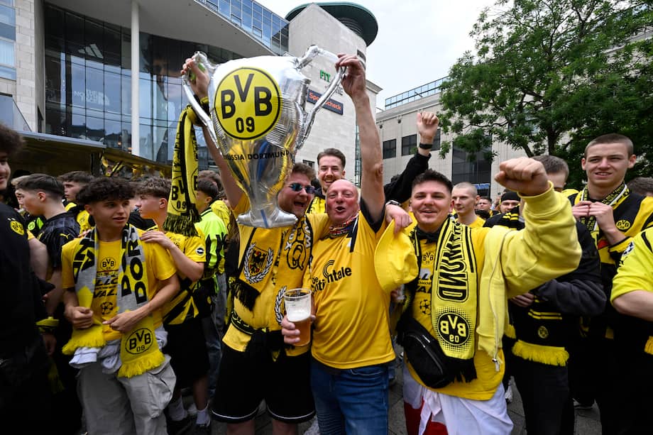 Los aficionados del Dortmund celebran en la ciudad antes de la final de la Liga de Campeones Real Madrid vs Borussia Dortmund en Londres el 1 de junio de 2024.