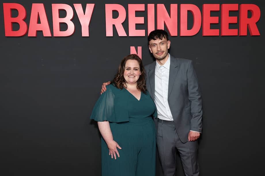 Jessica Gunning (Izq.) y Richard Gadd asisten a la sesión fotográfica para "Baby Reindeer" de Netflix en el DGA Theater Complex el 7 de mayo de 2024 en Los Ángeles, California. 
