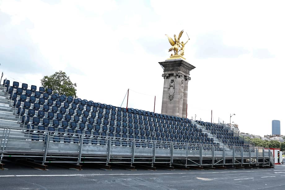 Una vista general de los asientos instalados en el Puente Alejandro III, el lugar donde estará la línea de meta de las contrarrelojes individuales de ciclismo, maratón de natación, triatlón y Para triatlón durante los Juegos Olímpicos de París 2024, en París, Francia, el 4 de mayo de 2024.
