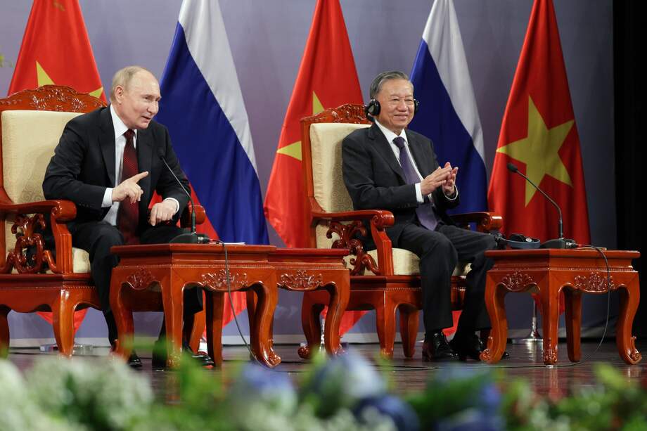 El presidente ruso, Vladimir Putin, y el presidente vietnamita, To Lam, participan en un acto de la Asociación de Amistad con Vietnam y generaciones de antiguos alumnos vietnamitas que estudiaron en la Unión Soviética.