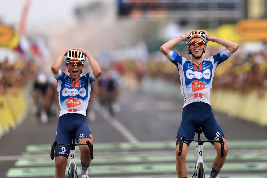 El ciclista francés Romain Bardet (der), del Team DSM, celebra en compañía de su gregario neerlandés Frank van den Broek su victoria en la primera etapa del Tour de Francia 2024.