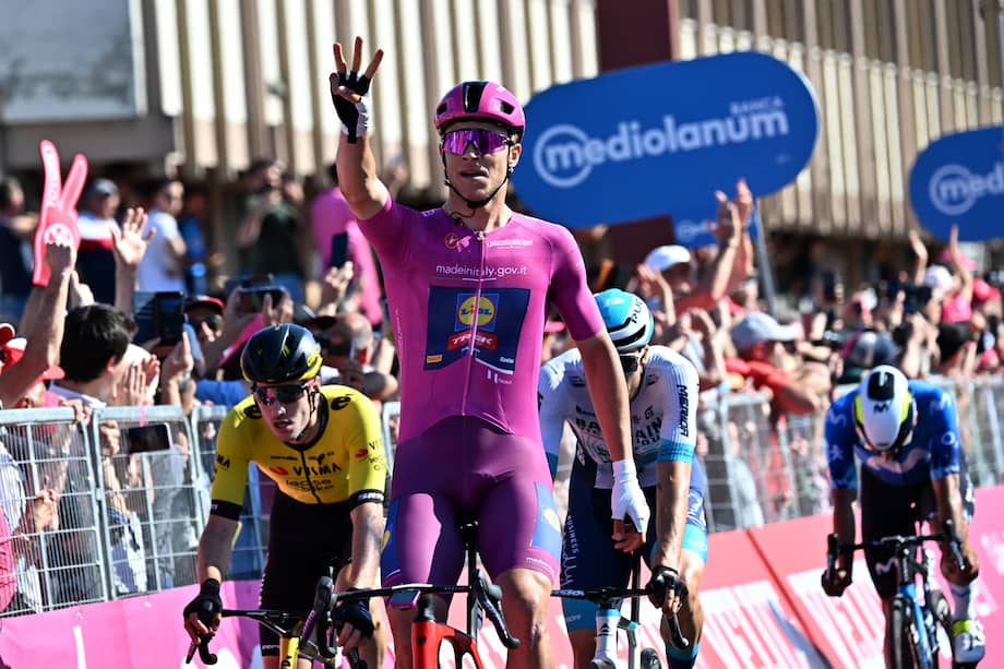 El ciclista italiano Jonathan Milan, del equipo Lidl Trek, celebra ganar la decimotercera etapa del Giro de Italia 2024, una carrera ciclista de 179 km desde Riccione a Cento, Italia, el 17 de mayo de 2024.