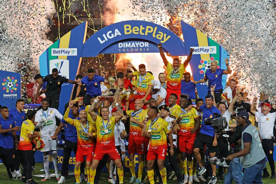 Jugadores del Pereira levantan el trofeo de la Liga BetPlay.