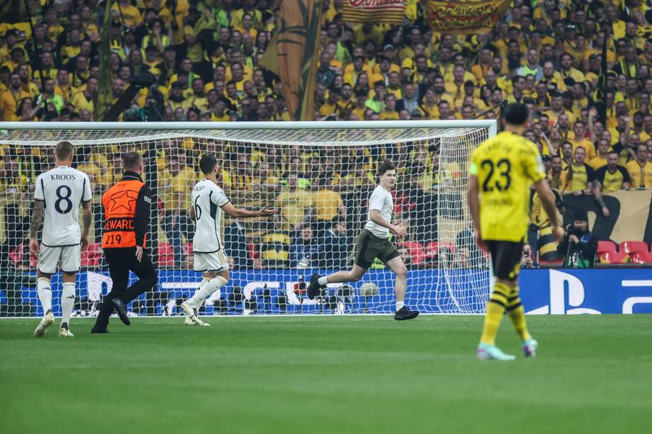 Uno de los espectadores que saltaron al terreno de juego durante la final de la Liga de Campeones que Real Madrid y Borussia Dortmund.