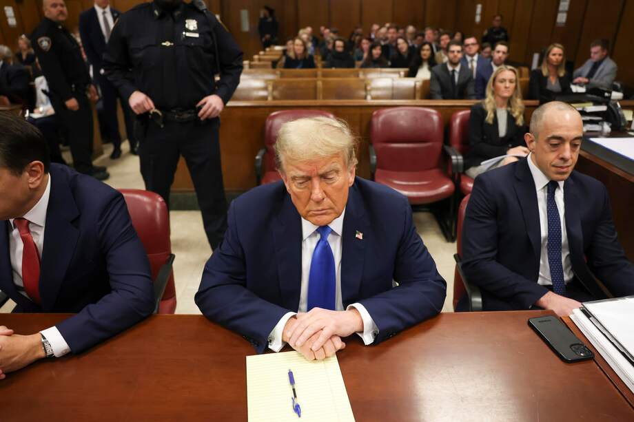 El expresidente de Estados Unidos y actual candidato presidencial republicano Donald Trump espera el inicio del procedimiento en el Tribunal Penal de Manhattan en Nueva York, Nueva York, Estados Unidos, el 22 de abril de 2024.
