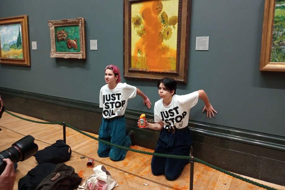 El 14 de octubre dos activistas del grupo Just Stop Oil arrojaron sopa de tomate contra la obra de Van Gogh, "Los Girasoles", y pegaron sus manos a la pared en una protesta contra el cambio climático. EFE/EPA/JUST STOP OIL 

