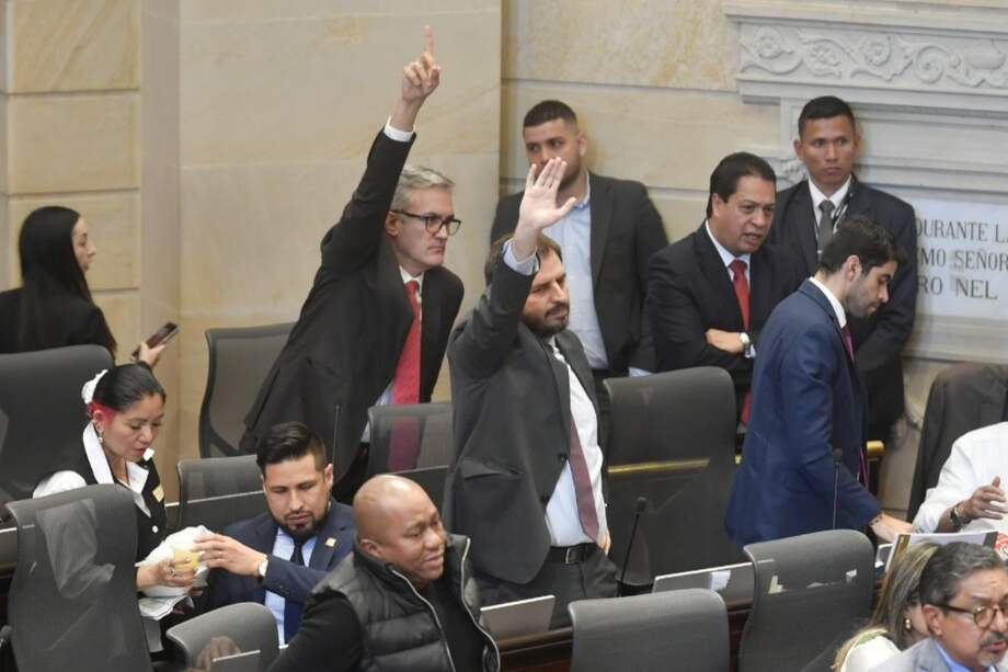 Bancada de oposición en la Cámara. Piden la palabra Christian Garcés y Andrés Forero.