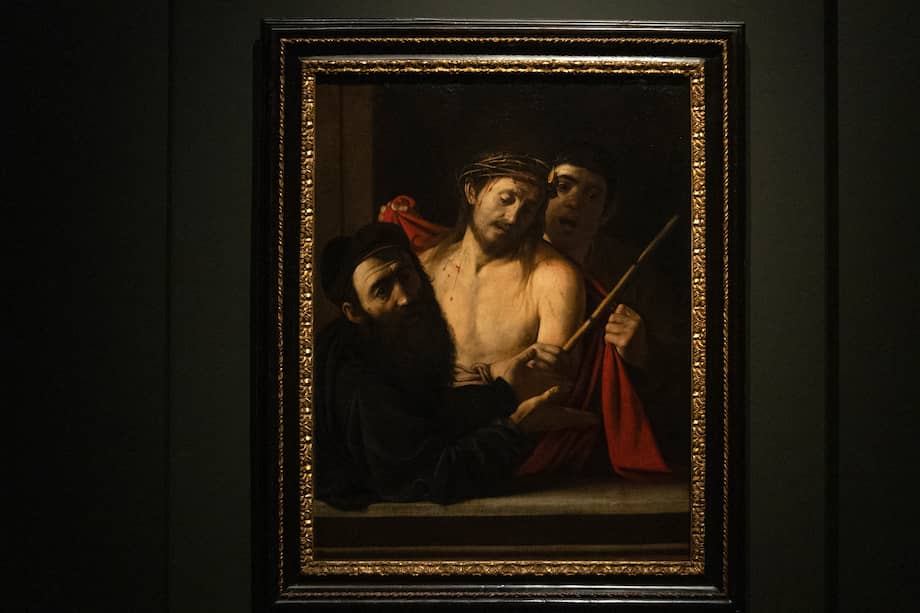 La pintura del maestro italiano Caravaggio titulada 'Ecce Homo' se muestra en el Museo del Prado en Madrid, el 27 de mayo de 2024.