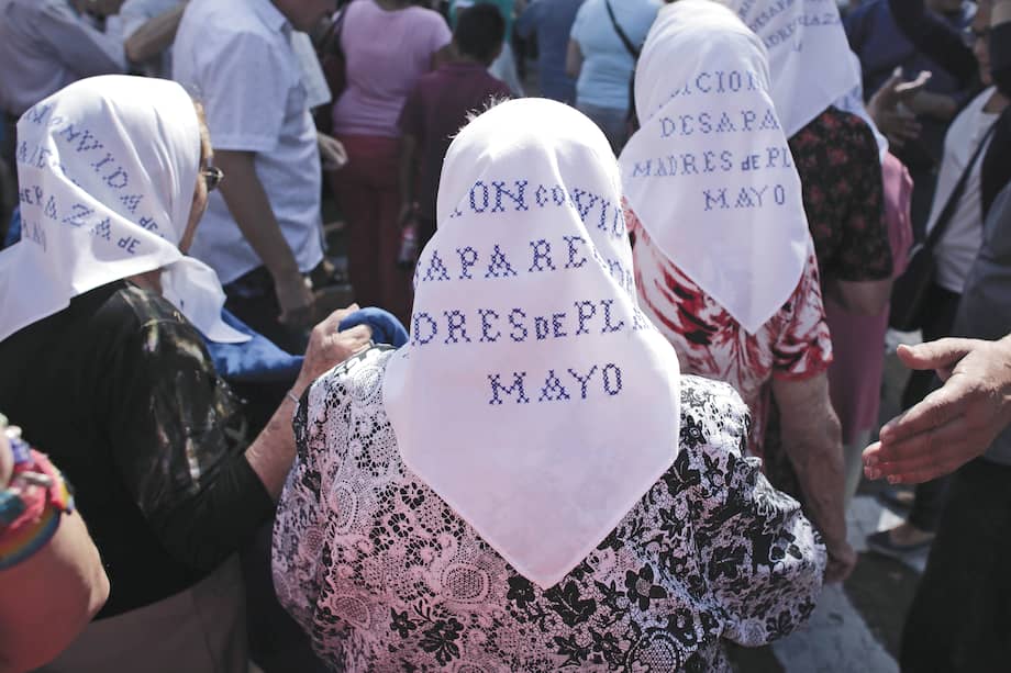 Las Madres de la Plaza de Mayo es uno de los colectivos más icónicos que ha buscado la verdad de lo que ocurrió con los desaparecidos en la dictadura militar de Jorge Videla.