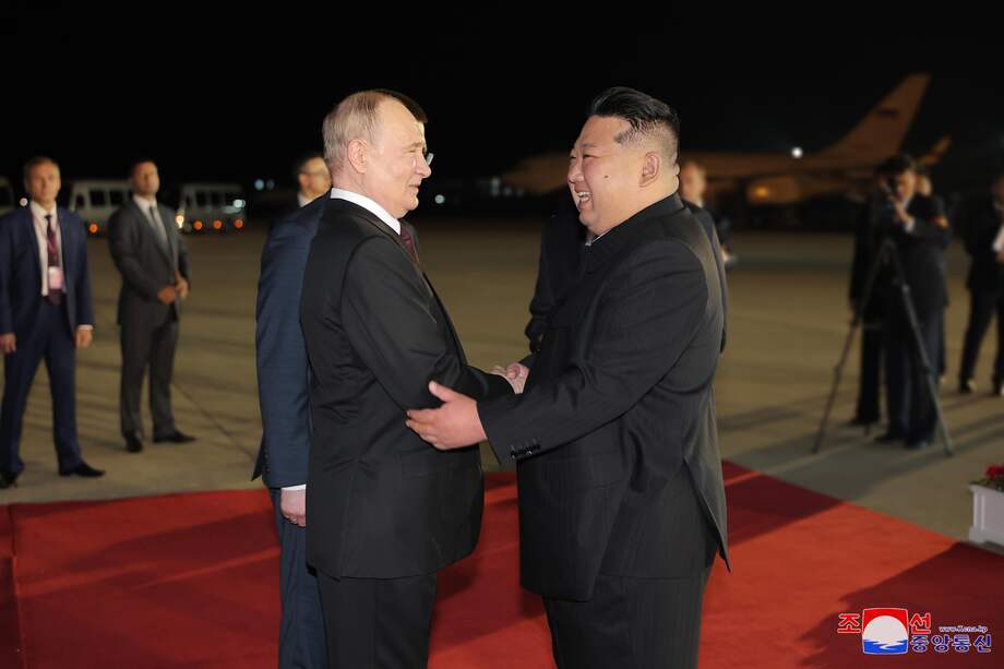 El presidente de Rusia, Vladimir Putin (izquierda), saluda al líder norcoreano, Kim Jong-un (derecha).