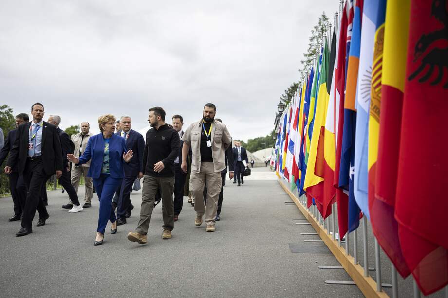 El presidente de Ucrania, Volodímir Zelenski (centro, derecha) y la presidenta federal suiza, Viola Amherd (centro, izquierda), caminan después de pronunciar un comunicado de prensa durante la Cumbre sobre la Paz en Ucrania, en Stansstad, cerca de Lucerna, Suiza, 15 Junio ​​de 2024.
