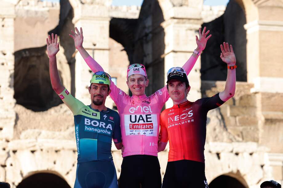 Así quedó el podio del Giro de Italia 2024: Daniel Felipe Martínez (izq.) fue segundo, Tadej Pogacar (cent.) quedó primero y Geraint Thomas finalizó tercero.