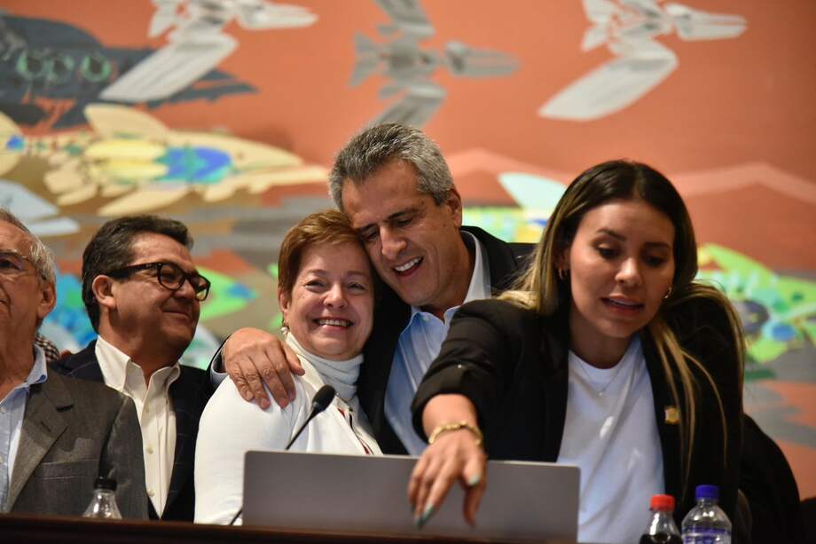 El ministro del Interior, Luis Fernando Velasco, abraza a la ministra del Trabajo, Gloria Inés Ramírez tras la aprobación de la reforma pensional en la Cámara de Representantes.