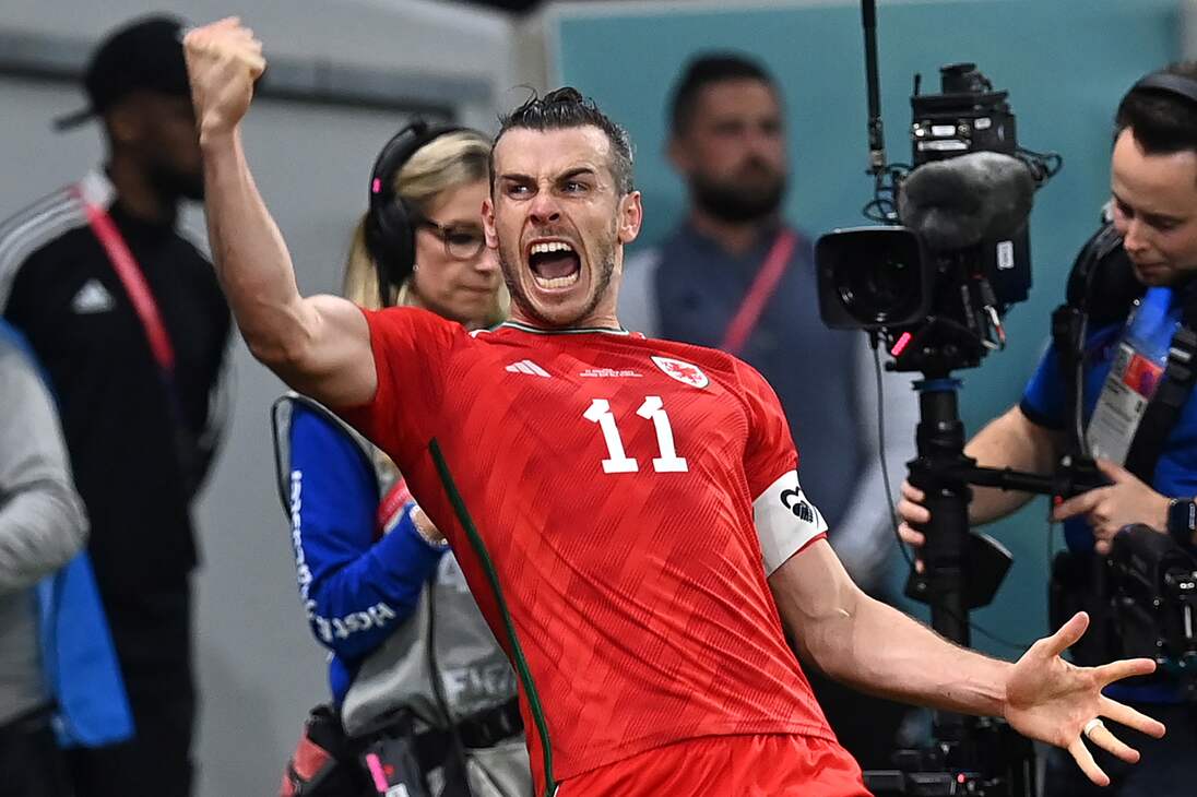 Doha (Qatar), 21/11/2022.- Gareth Bale of Wales celebrates after scoring the 1-1 with a penalty kick during the FIFA World Cup 2022 group B soccer match between the USA and Wales at Ahmad bin Ali Stadium in Doha, Qatar, 21 November 2022. (Mundial de Fútbol, Estados Unidos, Catar) EFE/EPA/Neil Hall