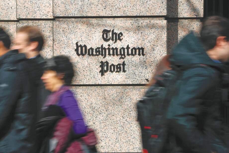 Imagen de referencia. Varias personas caminan junto al edificio One Franklin Square, sede del diario The Washington Post. 