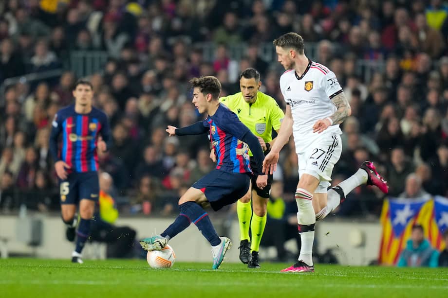 El centrocampista de Barcelona Gavi (cent.) controla el balón durante el partido.
