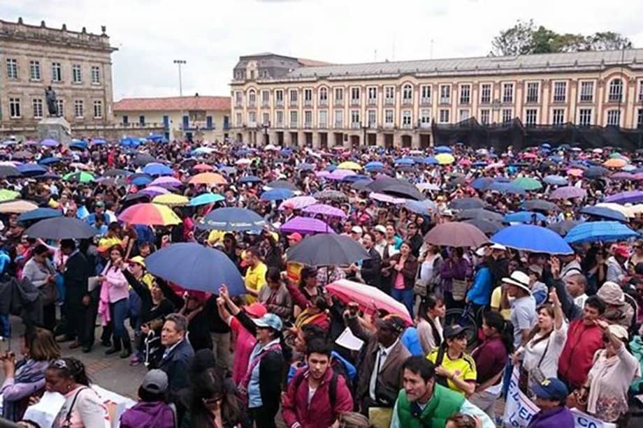 La panorámica es de la Plaza de Bolívar de Bogotá, donde ayer se reunieron cientos de maestros que respaldan el paro nacional del magisterio que ya completa dos semanas.