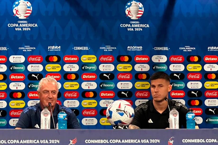 El seleccionador de Costa Rica Gustavo Alfaro (i) y el defensa Juan Pablo Vargas participan en una rueda de prensa en Glendale.