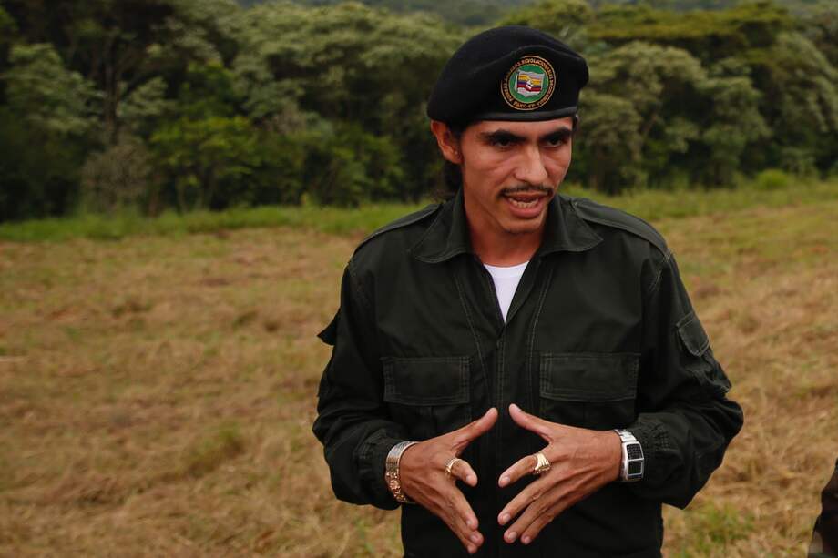 Andrey Avendaño es el jefe político de esta disidencia que tiene cerca de 3.200 personas en armas, comandadas por Iván Mordisco. Se estima que están distribuidos en 23 frentes que operan en 16 departamentos del país. EFE/Ernesto Guzmán. 
