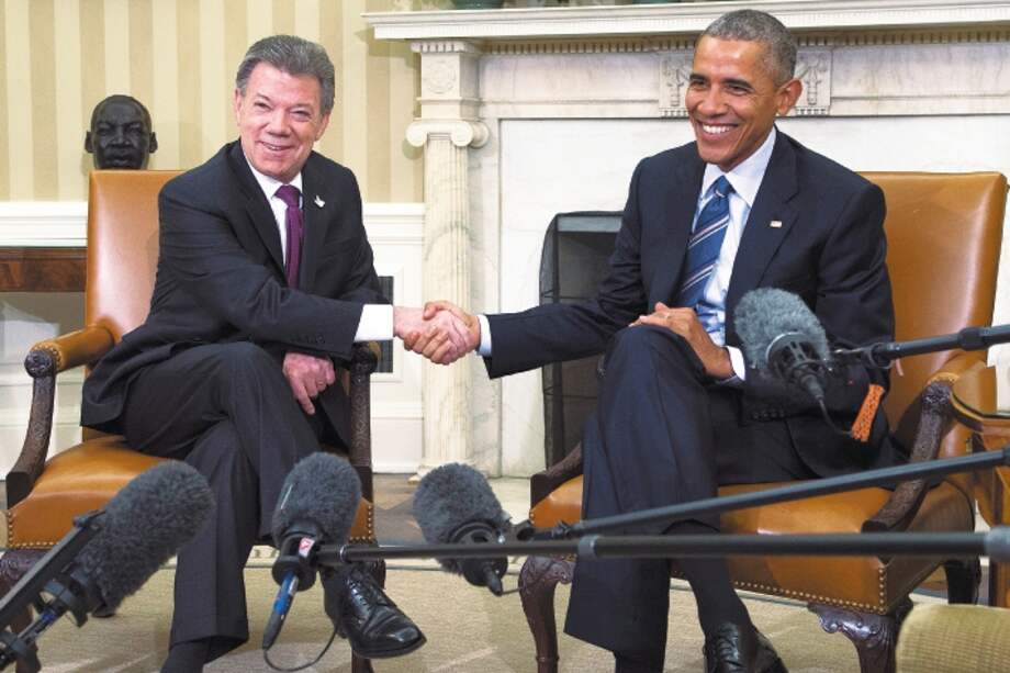 En 2015 Obama nombró a Bernie Aronson delegado para hacer seguimiento a los diálogos de La Habana (Cuba) impulsados por Juan Manuel Santos.