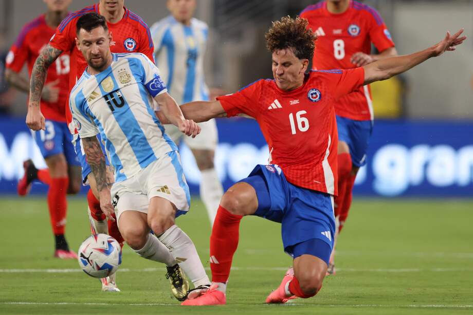 El defensor chileno Igor Lichnovsky (R) y el delantero argentino Lionel Messi (L) luchan por el balón durante la primera mitad del grupo CONMEBOL Copa América 2024, un partido de fútbol entre Argentina y Chile, en el estadio MetLife en East Rutherford, Nueva Jersey, EE.UU. 25 de junio de 2024.