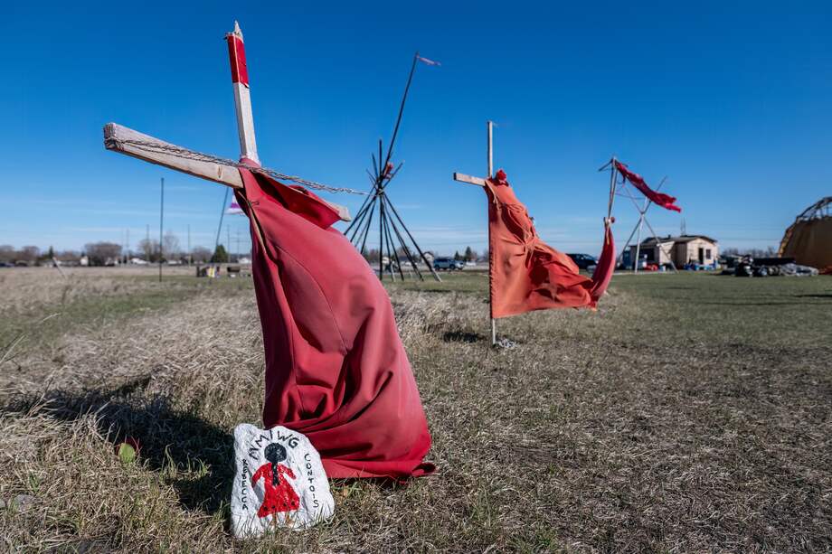 Cruces rojas en la entrada de un campamento en Winnipeg, Manitoba, Canadá.