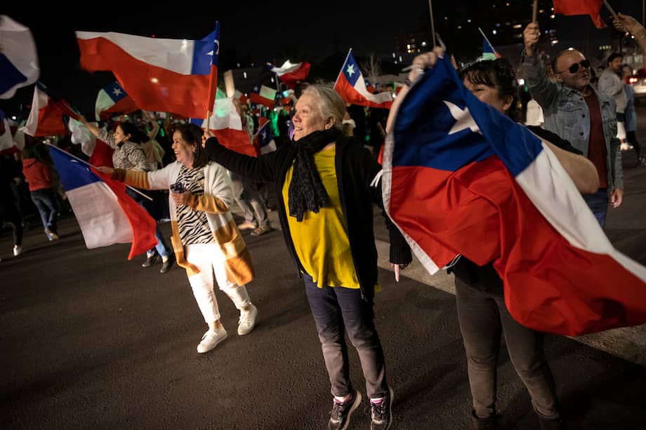 Seguidores de la opción "Rechazo" celebran el resultado del plebiscito constitucional en Chile.