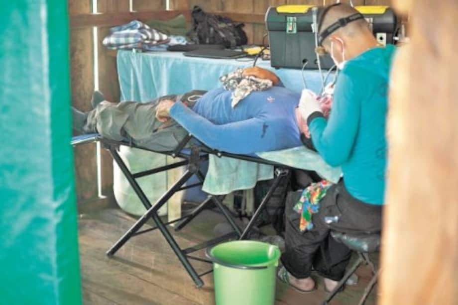 Un guerrillero odontólogo interviene a uno de sus compañeros en la enfermería construida en el campamento de los llanos del Yarí, en Caquetá.  / / Óscar Pérez