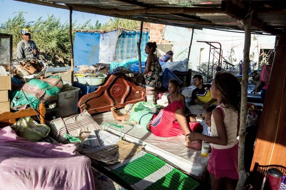 Un grupo de personas descansa con sus pertenencias una vivienda improvisada luego de cruzar el río Tachira, que divide a Venezuela y Colombi / Agencia EFE