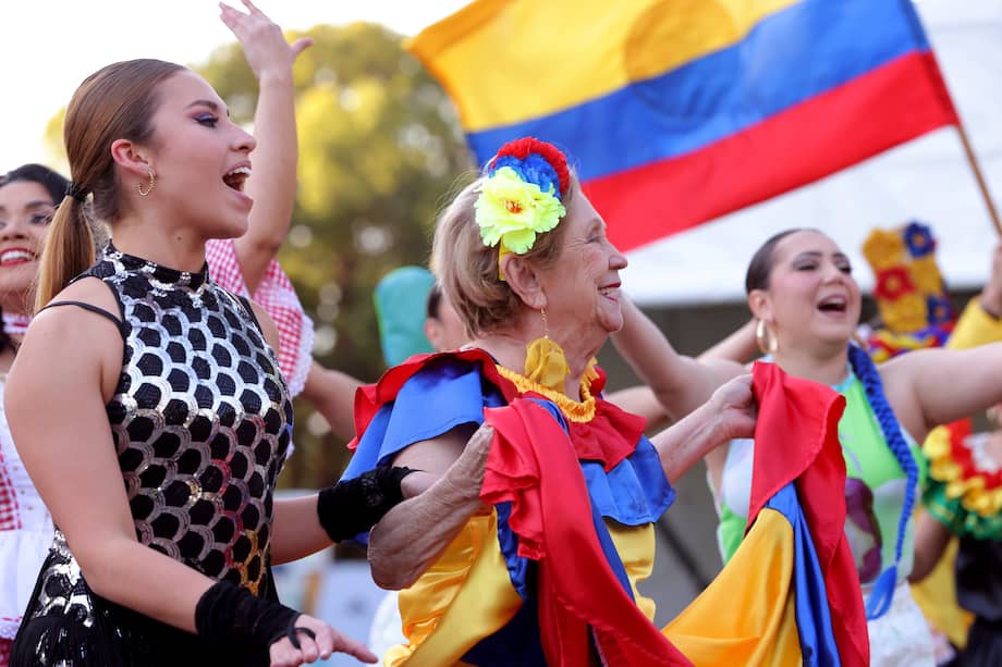 Colombianas bailan en la previa del duelo entre Colombia y Marruecos en Perth, Australia. 