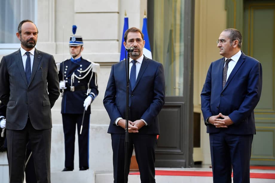 El nuevo ministro francés de Interior, Christophe Castaner (c), y el nuevo secretario de Estado, Laurent Nunez (d), asisten a la ceremonia oficial de cesión de poderes. / EFE