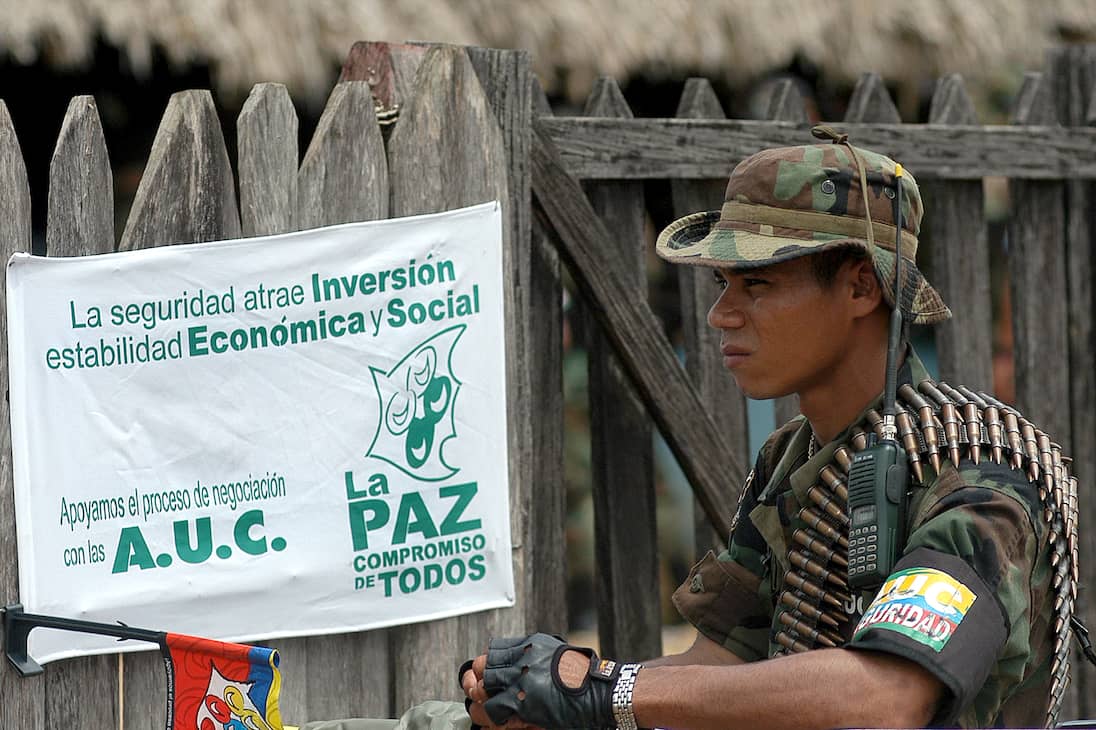 En 2004, la MAPP/OEA entró como un mecanismo externo de observación. En sus informes resaltó que muchas de las estructuras paramilitares no se desmovilizaron en su totalidad y alertó un inminente resurgimiento de los nuevos grupos armados.