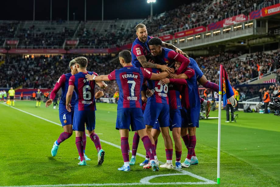El canterano debutante del FC Barcelona Marc Guiu (d) celebra con sus compañeros tras anotar el primer del equipo durante el partido de LaLiga entre el Barcelona y el Athletic de Bilbao, este domingo en el Estadi Olimpic Lluis Companys de Barcelona.