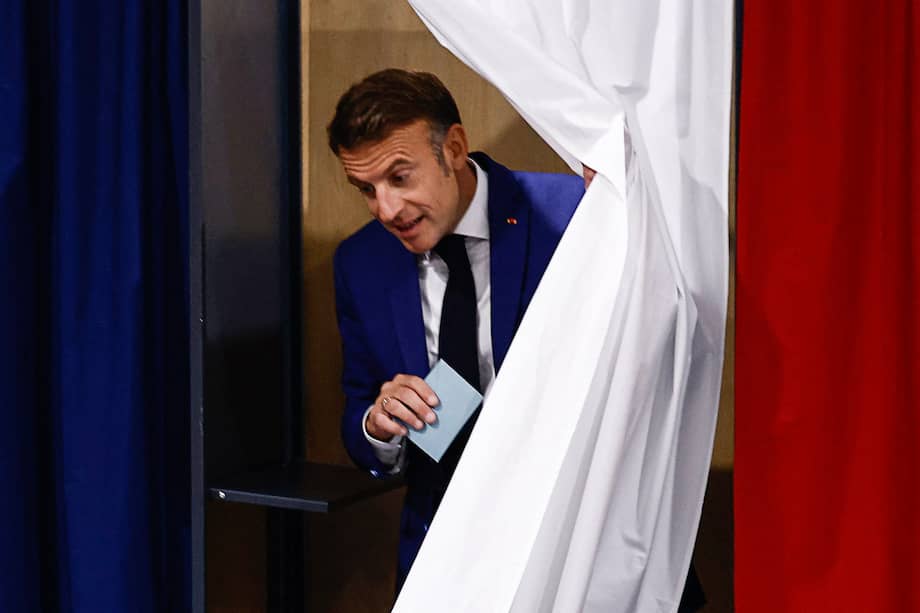 El presidente francés, Emmanuel Macron, deposita su voto en la primera vuelta de las elecciones legislativas anticipadas. 