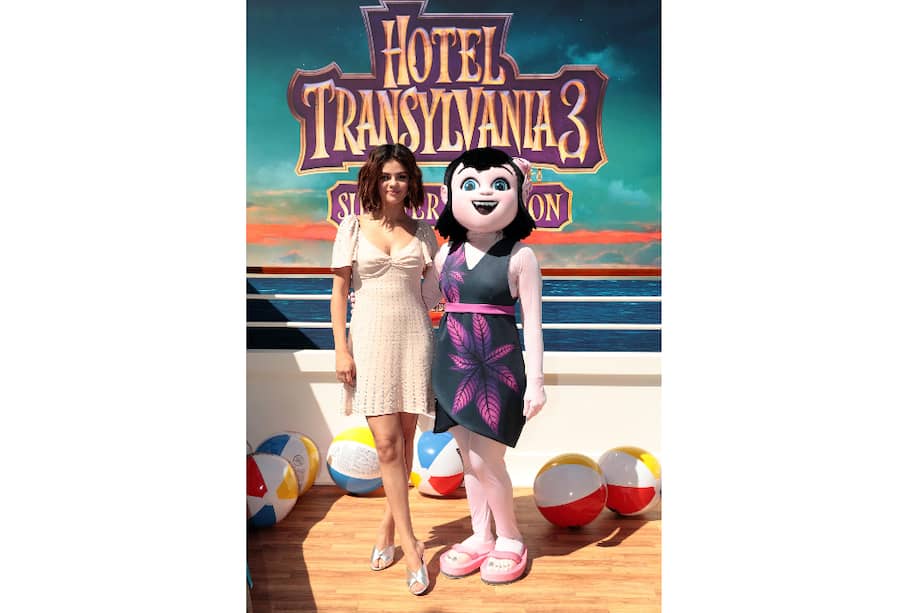 Selena Gómez posa junto al personaje a quien presta su voz en "Hotel Transylvania 3". / EFE
