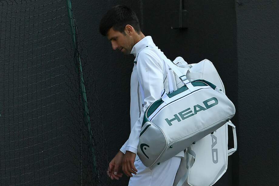 Novak Djokovic se retiró de Wimbledon por problemas en el codo.  / AFP