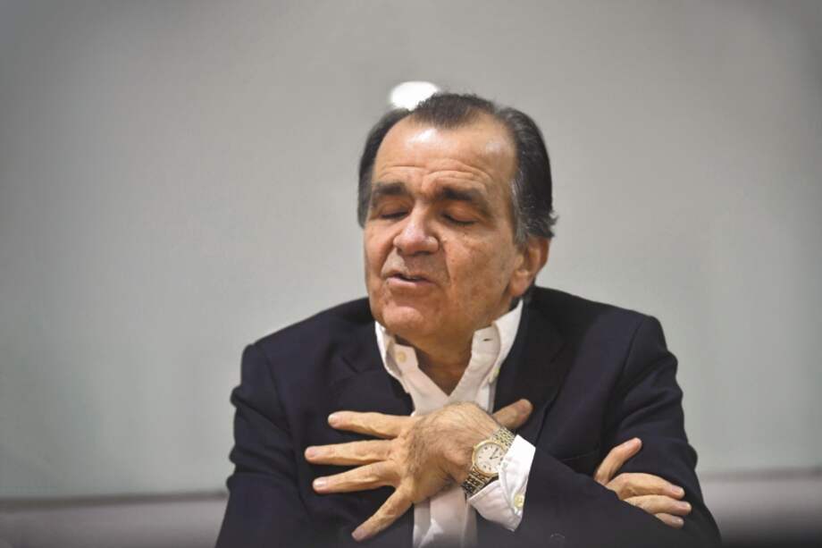 Óscar Iván Zuluaga renunció ayer a su candidatura presidencial, argumentando la necesidad de unidad por el bien de Colombia, y dijo que acompañará la aspiración de Federico Gutiérrez.
