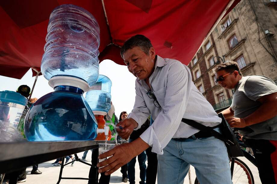 Un hombre toma agua para refrescarse durante la tercera ola de calor del año en México con temperaturas por encima de los 45 grados.
