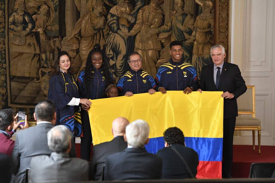 De izquierda a derecha: Luz Cristina López, ministra del Deporte; la atleta Flor Denis Ruiz, con su hija Génesis; el presidente de Colombia, Gustavo Petro; el ciclista Kevin Quintero, y el presidente del Comité Olímpico Colombiano, Ciro Solano. 