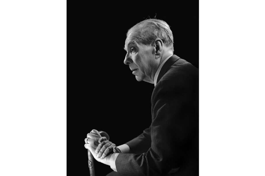 El escritor argentino Jorge Luis Borges (1899-1986) es autor de los libros "Artificios", "Ficciones", "El libro de la  arena", "Libro de sueños", "Fervor de Buenos Aires" entre otros.