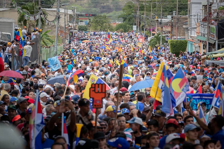 Simpatizantes participan en un acto de campaña del candidato presidencial de la Plataforma Unitaria Democrática (PUD), Edmundo González Urrutia, el 18 de mayo en La Victoria, estado Aragua (Venezuela). 